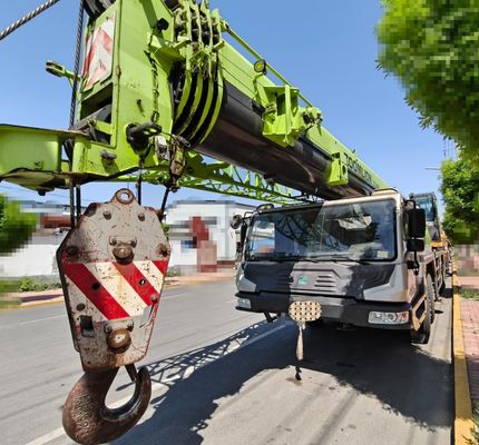 Bom preço. Guindaste Móvel Usado ZOOMLION de 70 Toneladas ZTC70V5 Equipamento de Construção Com Lança de 49m on-line