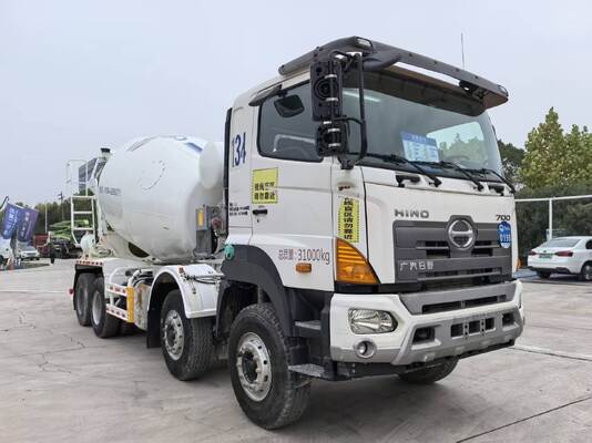 Un buon prezzo. Autobetoniera HINO usata del 2021 con capacità agitatore di 7,3 m³ e potenza di 235 kW su 4 assi in linea